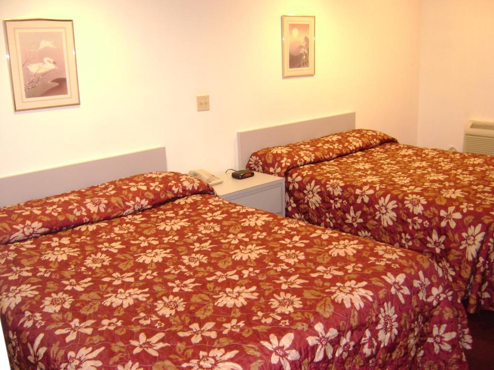Queen Room with Two Queen Beds interior
